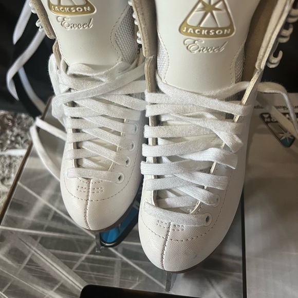 Jackson Girls' Mystique Figure
Skates Size 11 - Picture 2 of 6